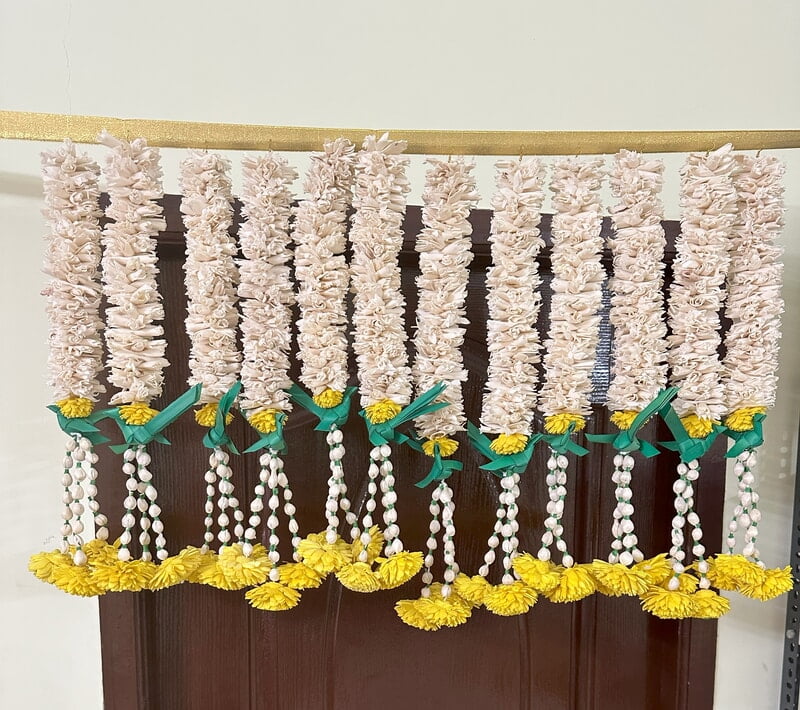 Lilly String With Green Parrot Lilly String With Green Parrot