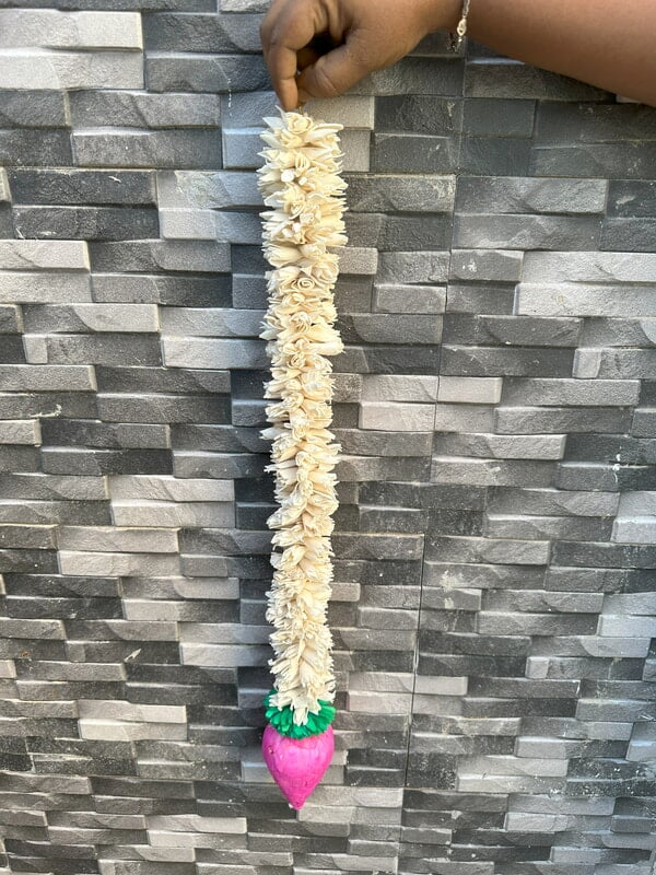 Lilly Garland With Lotus Bud Lilly Garland With Lotus Bud