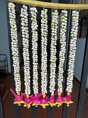 Jasmine Garland With Bell Parrot