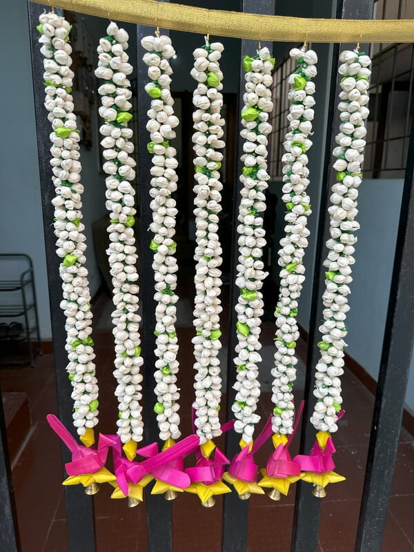 Jasmine Garland With Bell Parrot Jasmine Garland With Bell Parrot