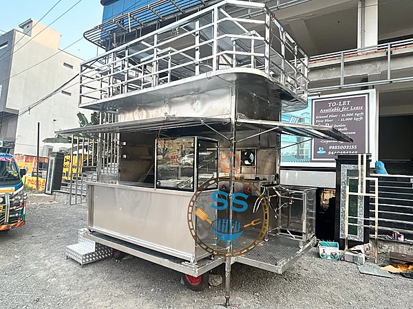 Bahubali Food Cart with Roof Top Seating