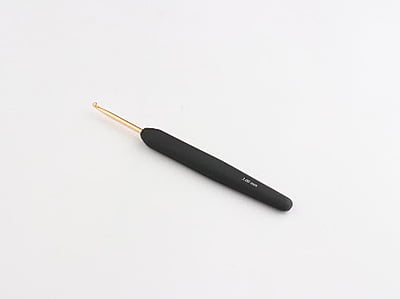 Gold aluminium crochet hook with soft-feel handle