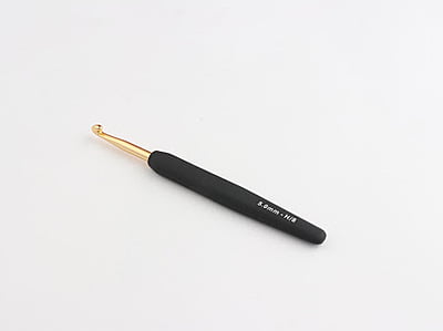 Gold aluminium crochet hook with soft-feel handle