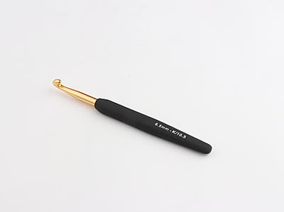 Gold aluminium crochet hook with soft-feel handle