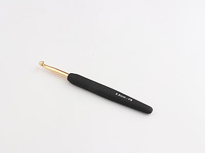 Gold aluminium crochet hook with soft-feel handle