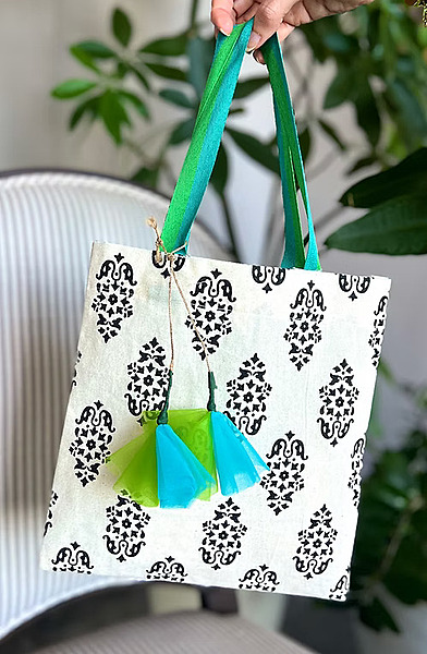 GREEN TRIM PRINTED TULIP BAG