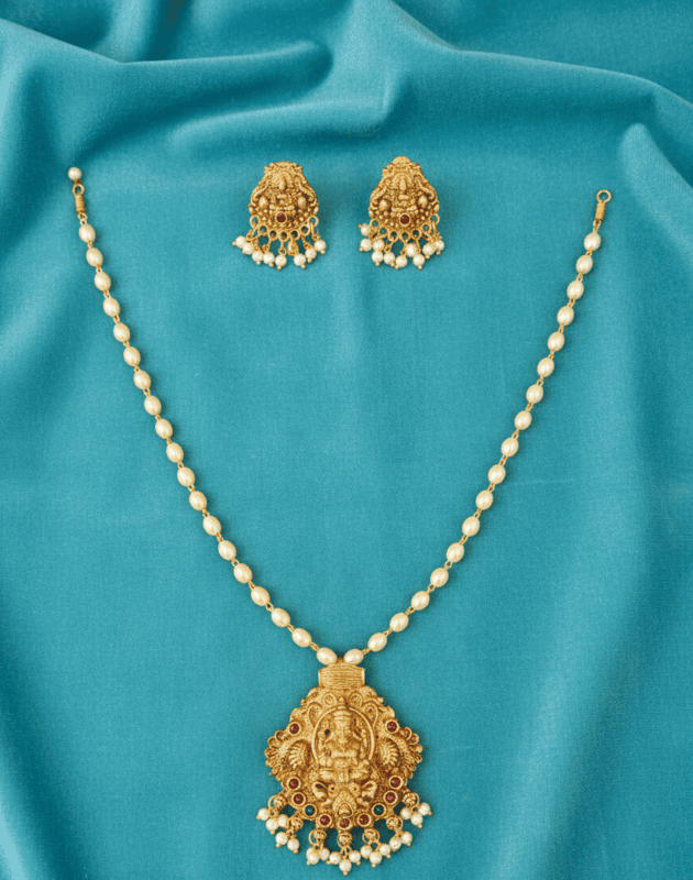Elegant temple design pendant necklace set