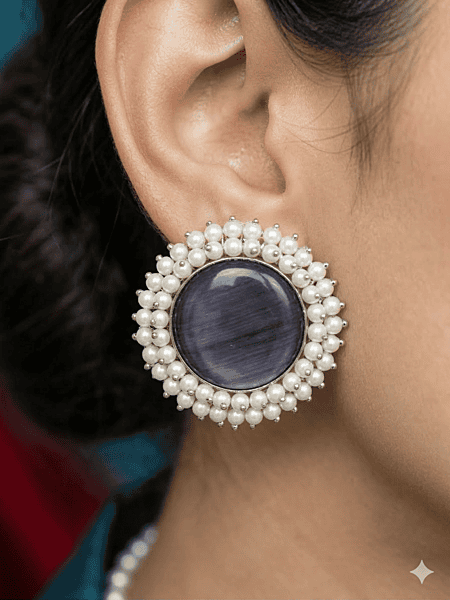 Vintage-Style Pearl Halo Stud Earrings with Amethyst Hue Vintage-Style Pearl Halo Stud Earrings with Amethyst Hue