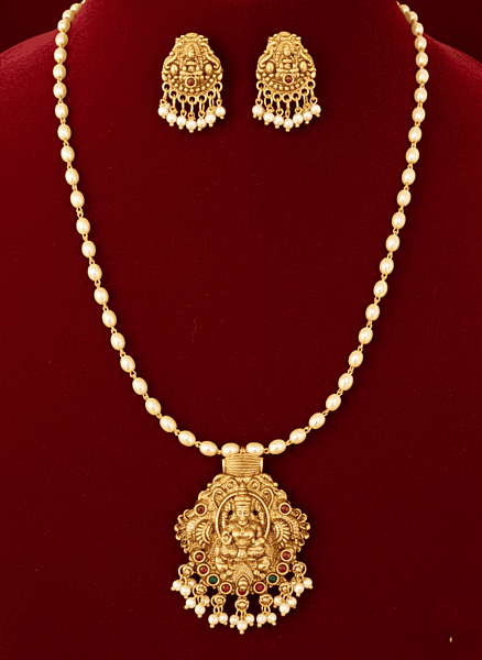 Elegant temple design pendant necklace set