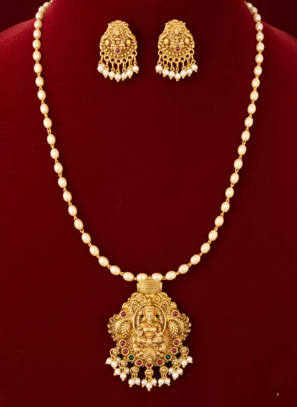 Elegant temple design pendant necklace set