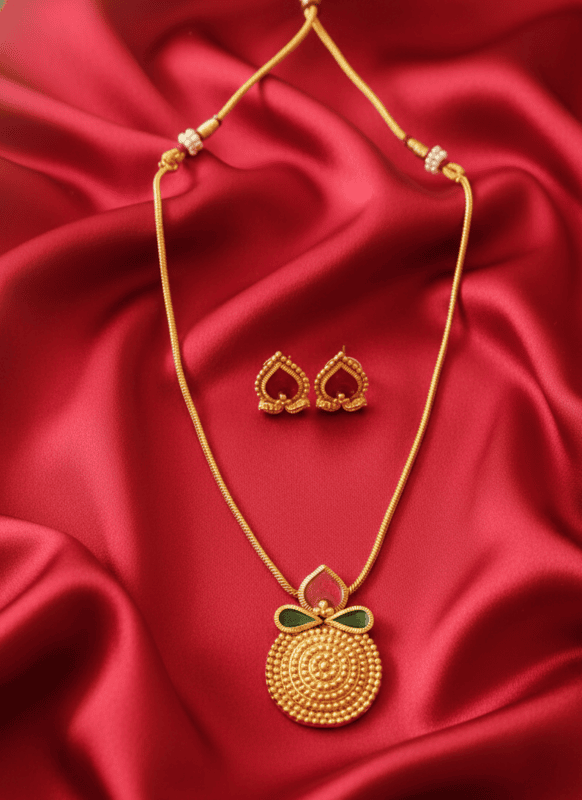 Elegant traditional imitation jewellery set