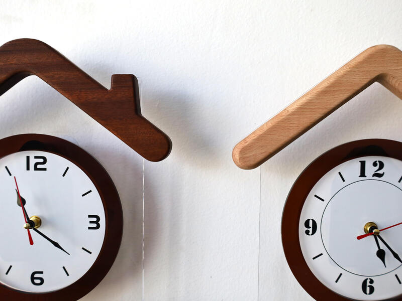 High Quality Luxury Wooden Wall Clock Home Wall Decor Pendulum Clock Super Silent Movement House Shape Design for Home Office