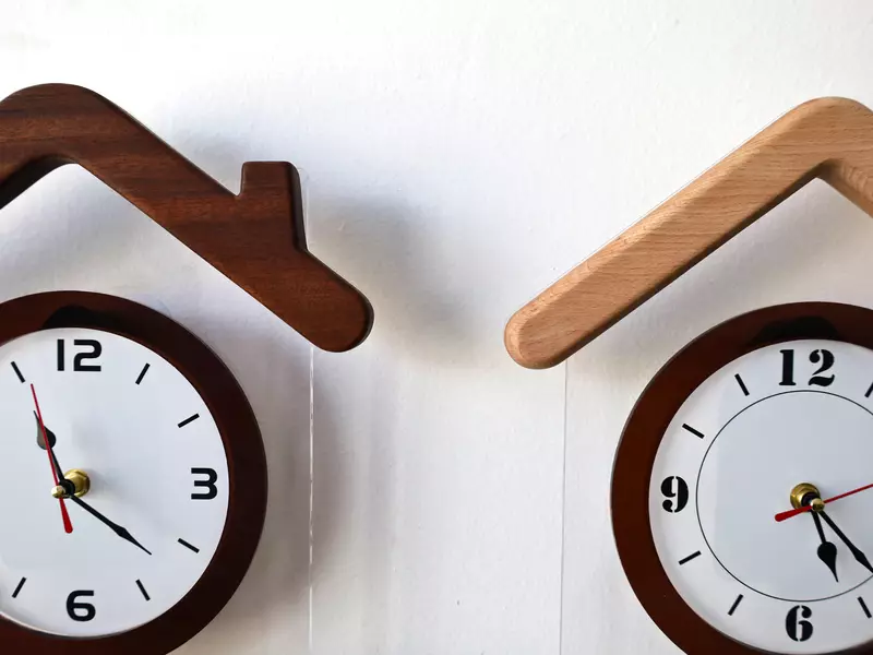 High Quality Luxury Wooden Wall Clock Home Wall Decor Pendulum Clock Super Silent Movement House Shape Design for Home Office