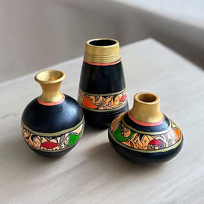 Handpainted teracotta vases Black with Golden Top Handpainted teracotta vases Black with Golden Top