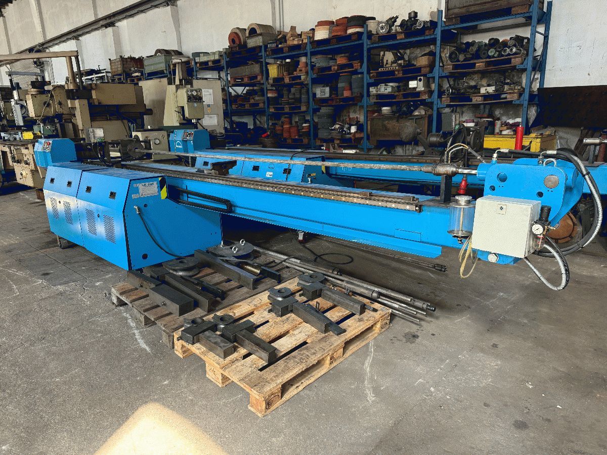 Pipe bending machine