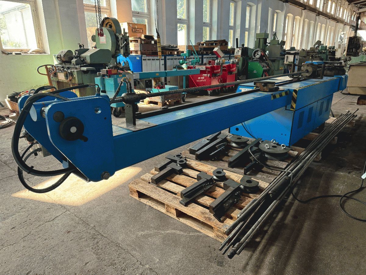 Pipe bending machine