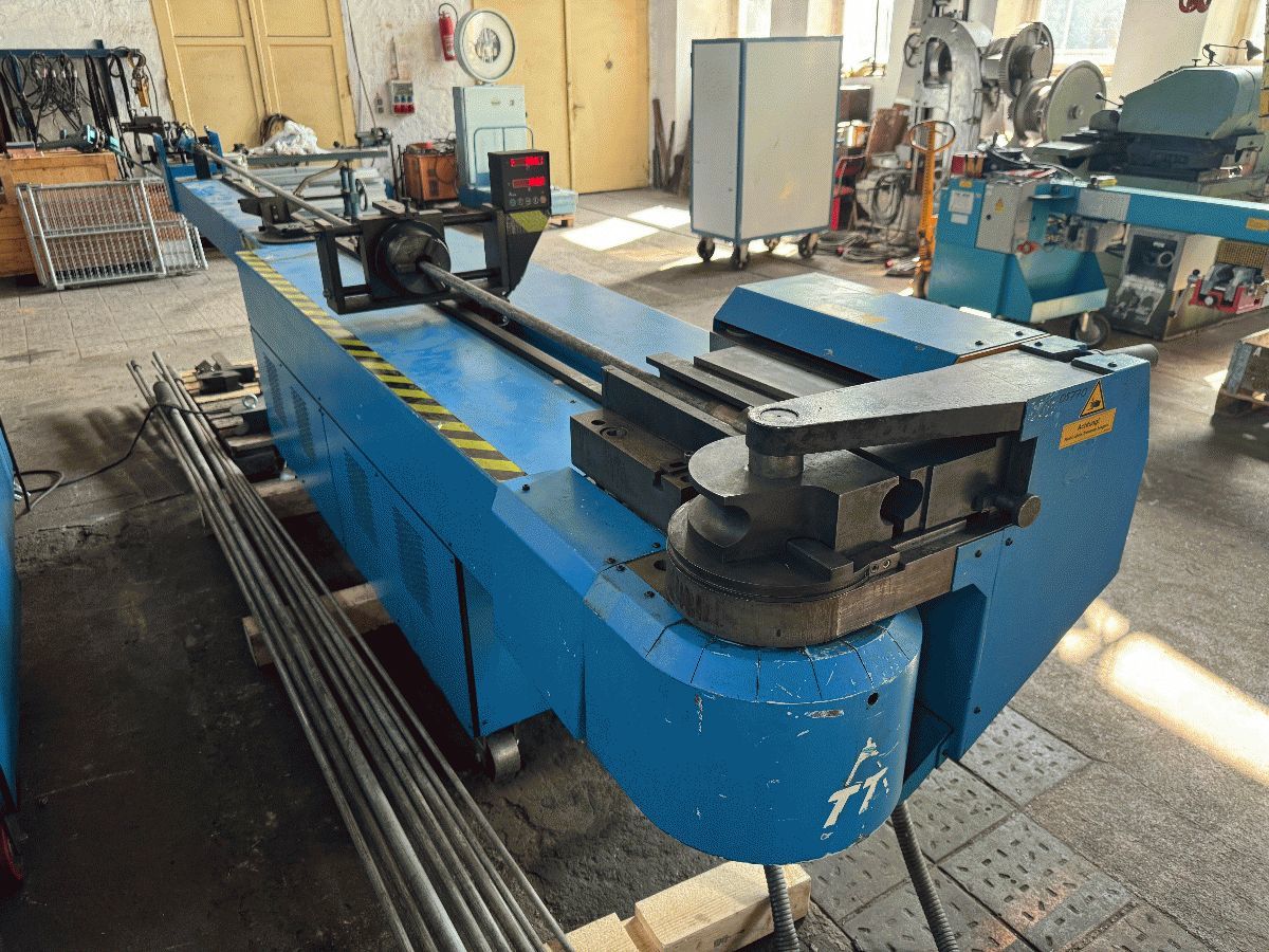 Pipe bending machine