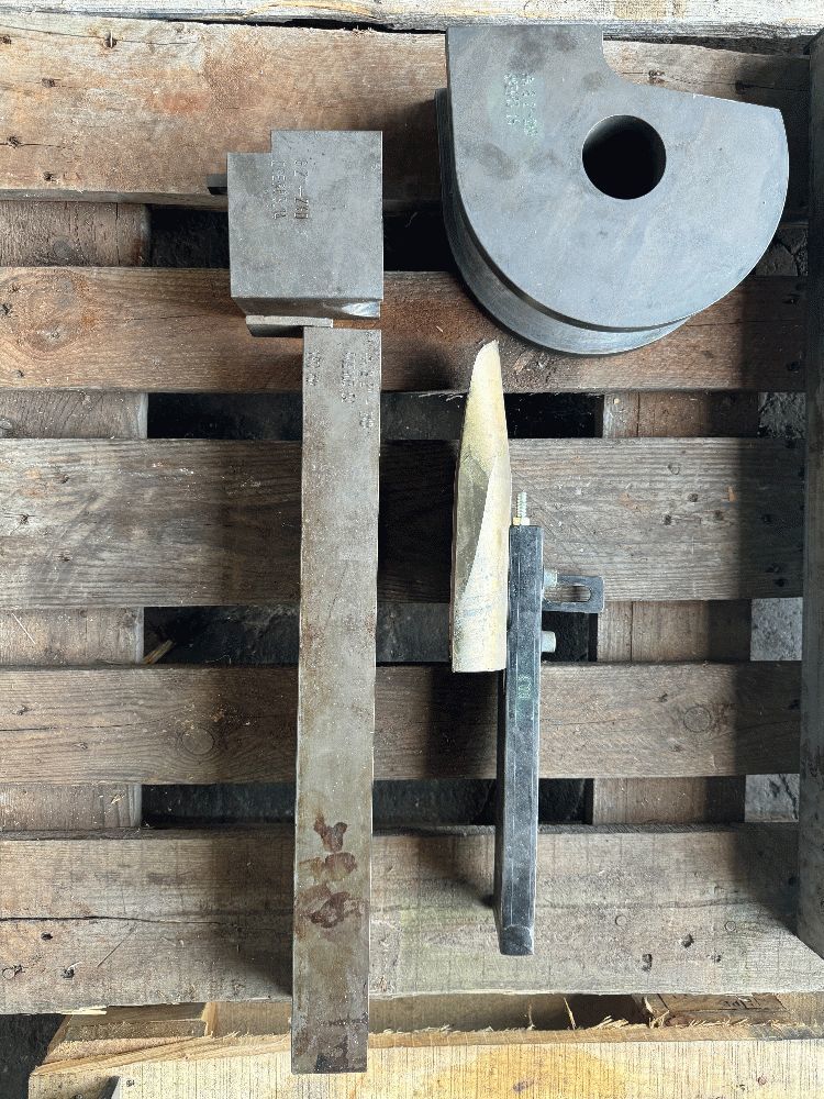 Pipe bending machine