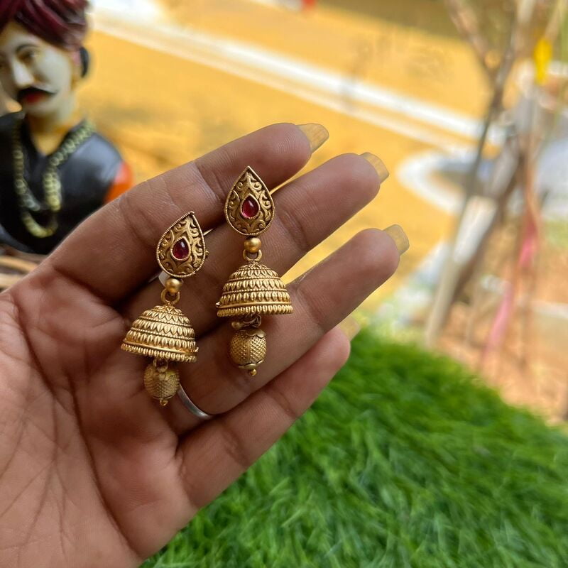 Trendy Thilagam Design Stud