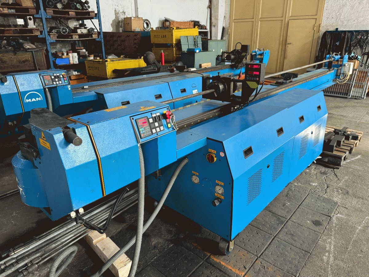 Pipe bending machine