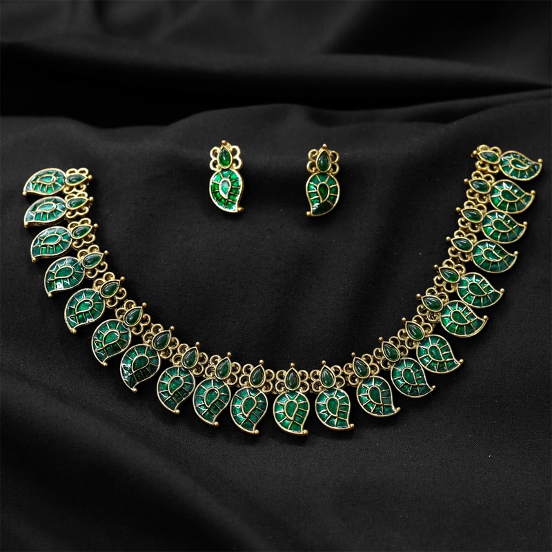 Elegant manga necklace and earrings set