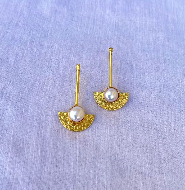 Pearl Stick Hand Round Studs