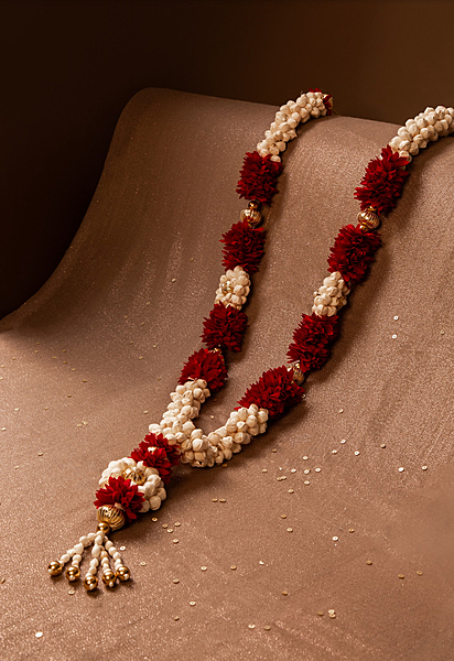 MAROON MOGRA VARMALA
