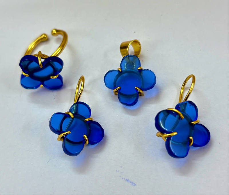 Cab Stone Claw Type Pendant Set With Studs