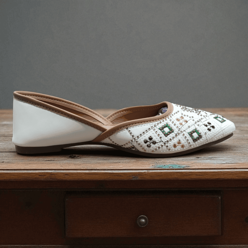 White Embroidered Ethnic Punjabi Jutti