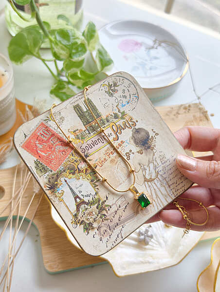 Emerald Poise Necklace