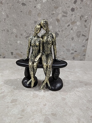 Romantic Couple Figurines Sculpture-01