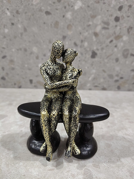 Romantic Couple Figurines Sculpture-03