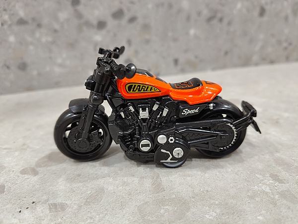 1:18 Scale Custom "Speed" Series Cruiser Motorcycle1