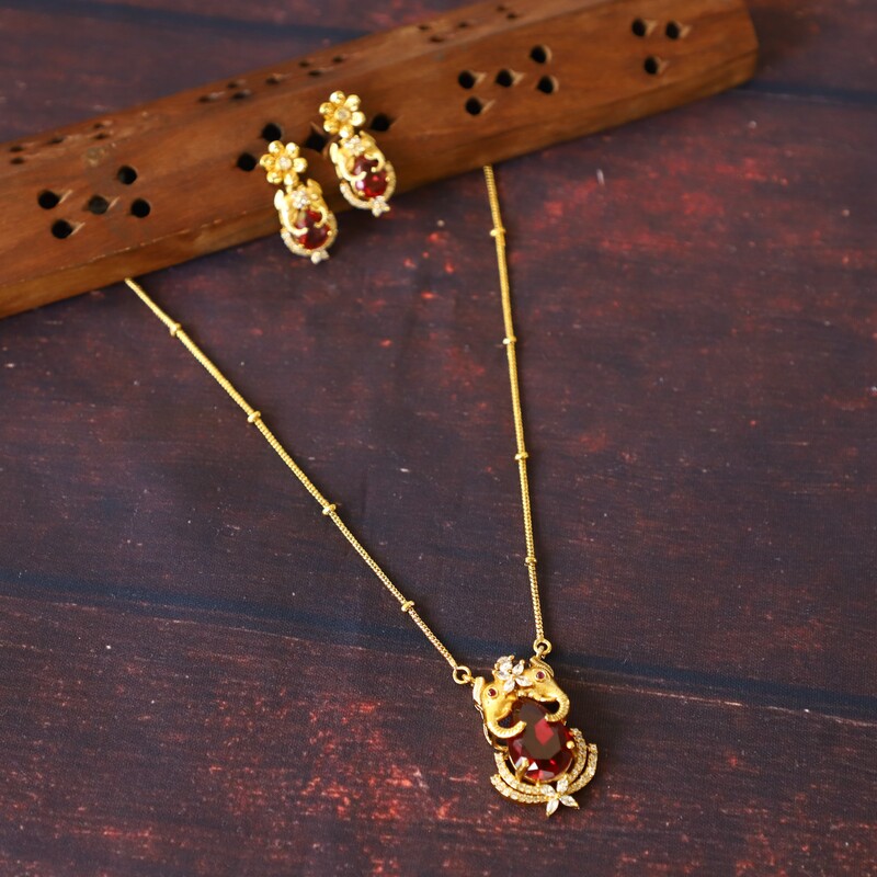 Pretty antique fusion kemp stone design neckpiece