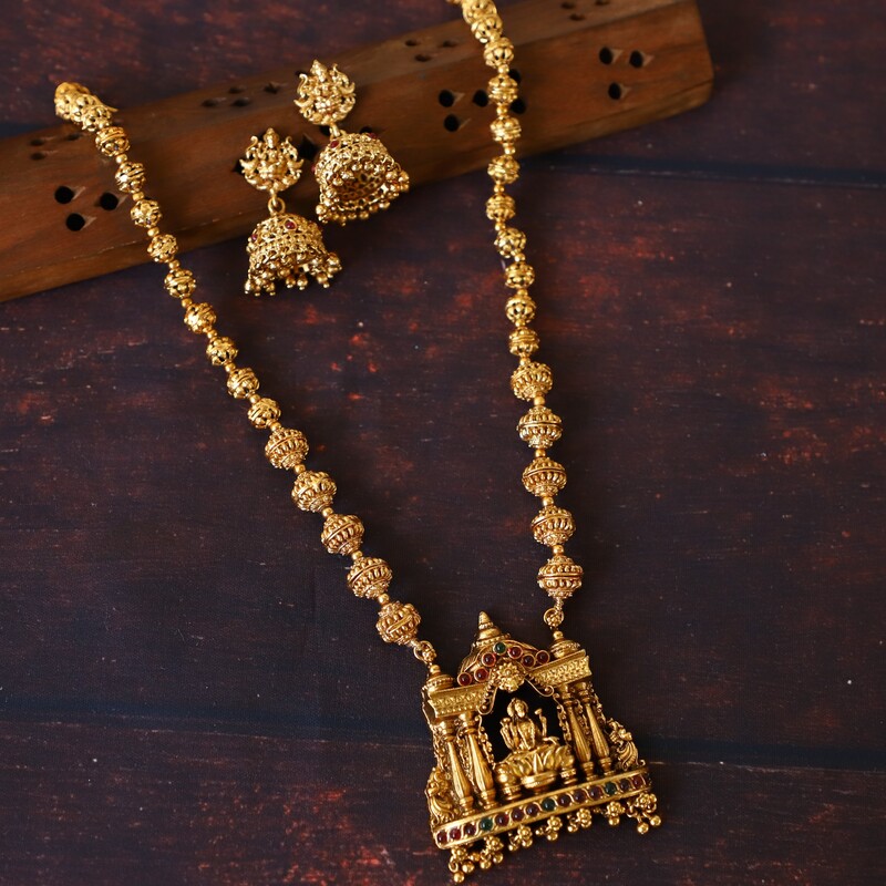 Antic gold ball pendant neckpiece