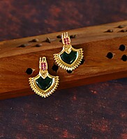 Gold finish flora design with stone neckpiece