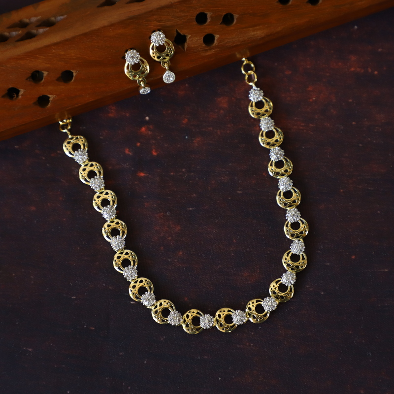 Simple elegant diamond neckpiece