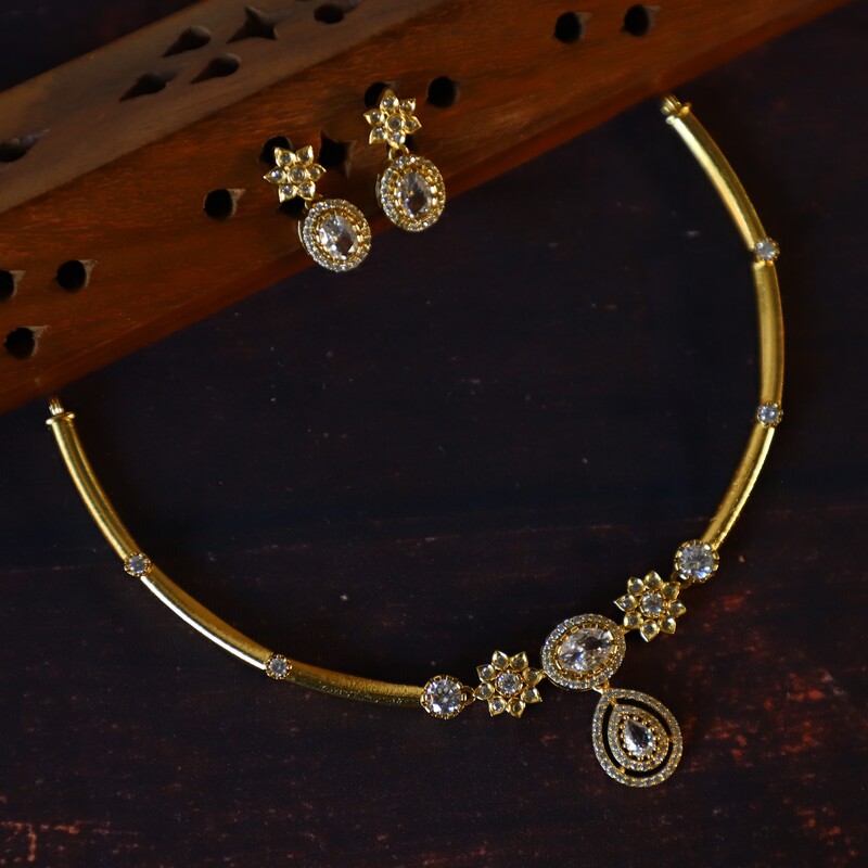 Flower oval shape rubi neck set