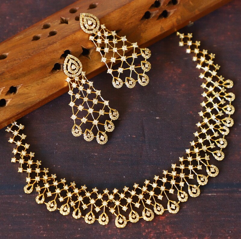 Box type with white stone neckpiece