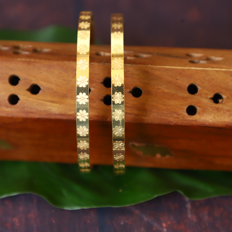 Unique round and flora design gold bangle