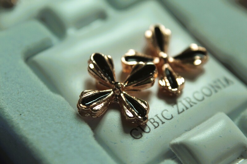 Ear Pin 01