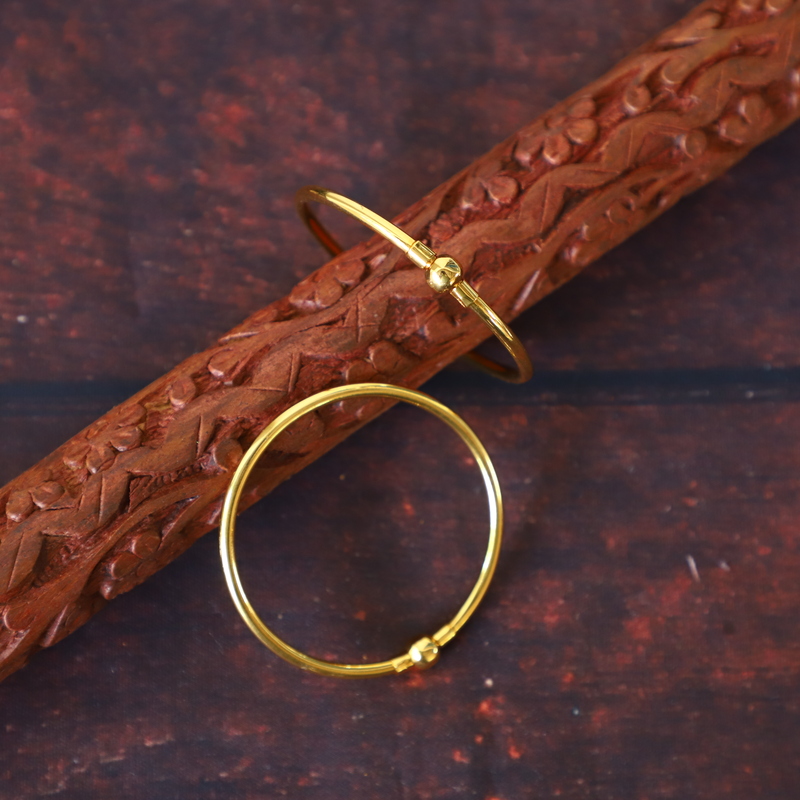 gold finish plain bangle with one ball design