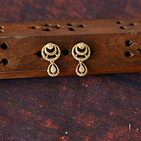 Simple gold finishing neck piece