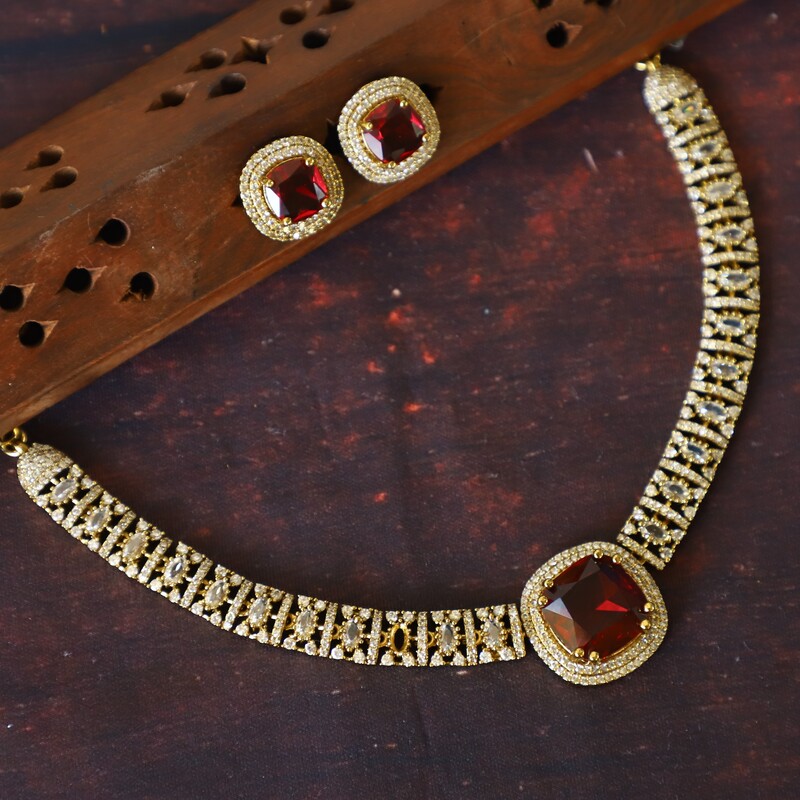 Trendy Victorian Neckpiece