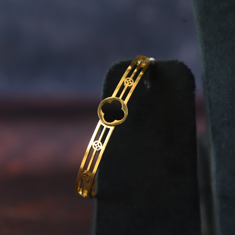 Gold   Design Bracelet