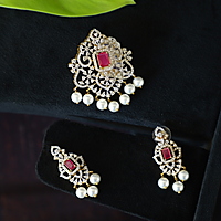 Square shape with stones pendant set