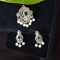 Square shape with stones pendant set