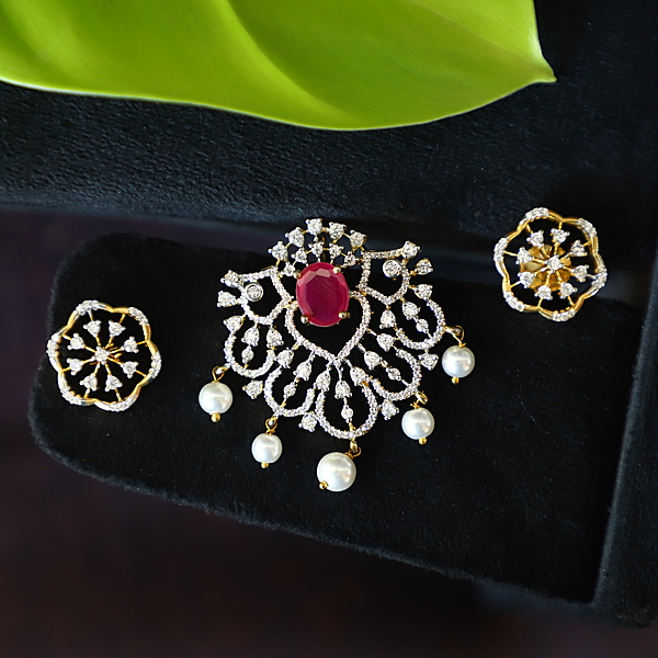 Hearting design with unique stone victorian pendant set