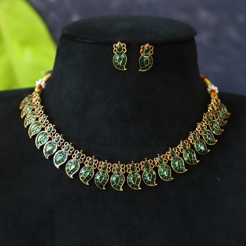 Elegant manga necklace and earrings set