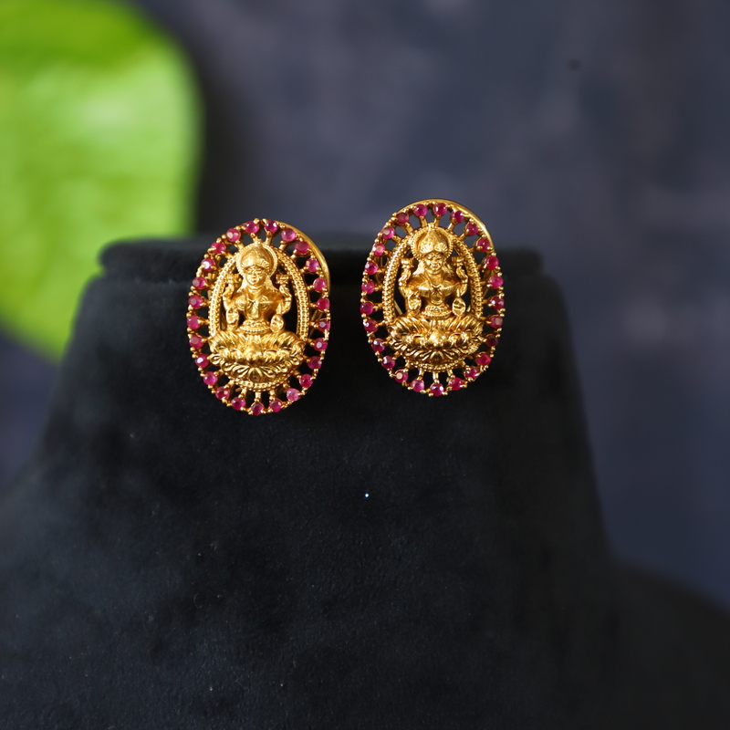 Traditional peacock Pearl Stud